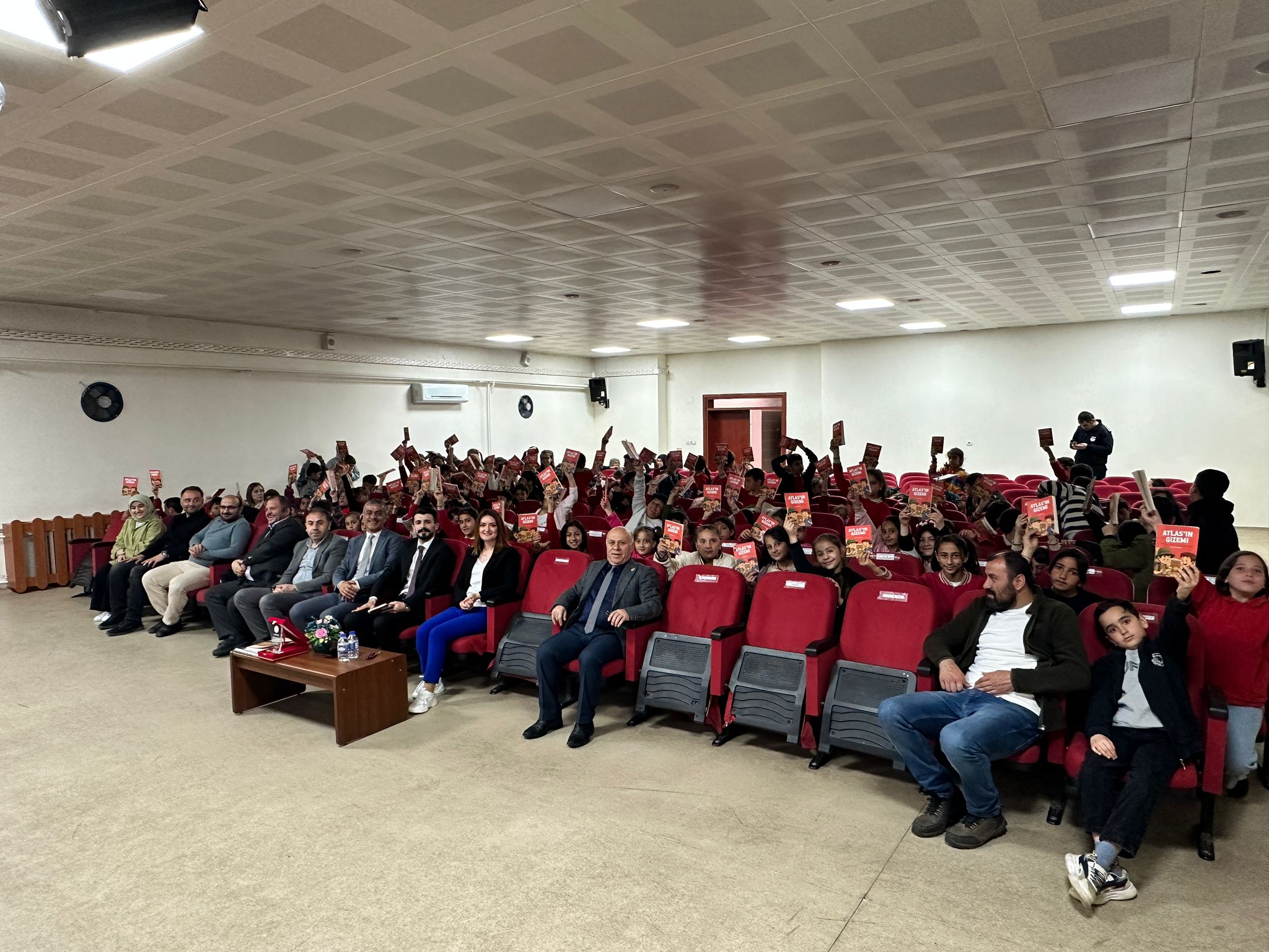 BAŞKAN EMRAH BEHZAT ÜÇÜNCÜOĞLU, 2025-2026 EĞİTİM ÖĞRETİM YILINDA GERÇEKLEŞTİRDİKLERİ EĞİTİM-BİLİM-KÜLTÜR FAALİYETLERİNİ DEĞERLENDİRDİ